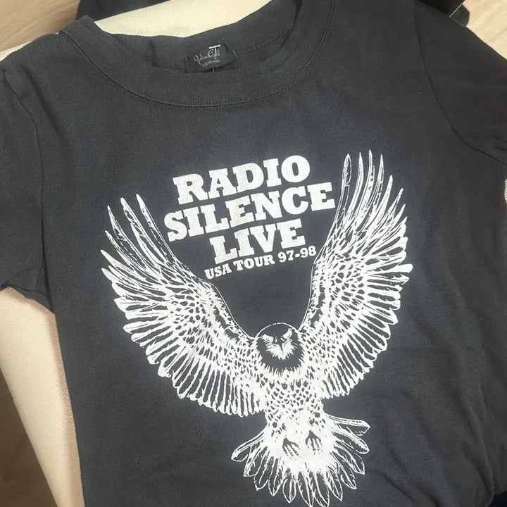 [BUNJANG] Brandy Melville Radio Silence T-Shirt / 브랜디멜빌 radio silence 반팔