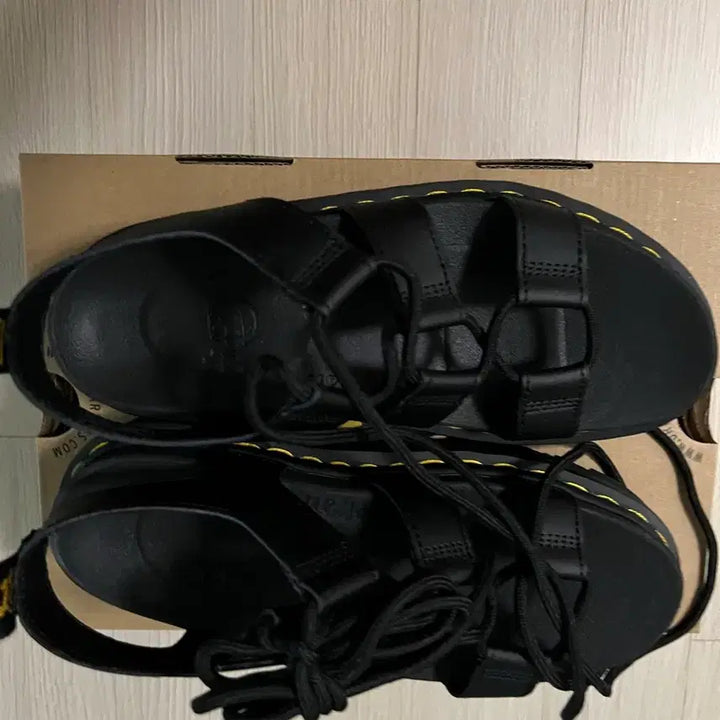 [BUNJANG] Dr. Martens Natilla Hydro Leather Sandals Black / 닥터마틴 나틸라 하이드로 레더 샌들 블랙 230