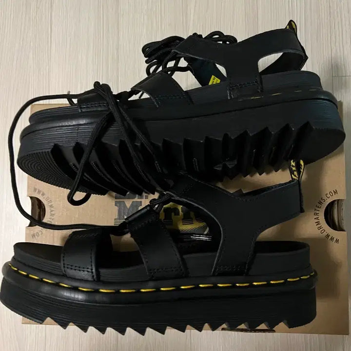[BUNJANG] Dr. Martens Natilla Hydro Leather Sandals Black / 닥터마틴 나틸라 하이드로 레더 샌들 블랙 230