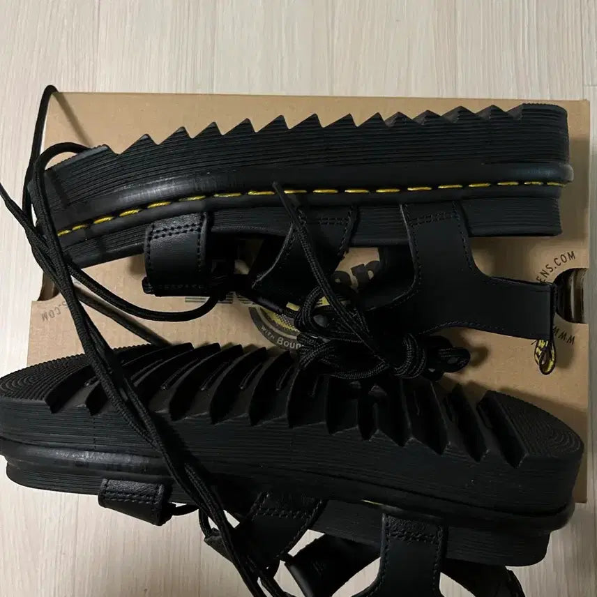 [BUNJANG] Dr. Martens Natilla Hydro Leather Sandals Black / 닥터마틴 나틸라 하이드로 레더 샌들 블랙 230