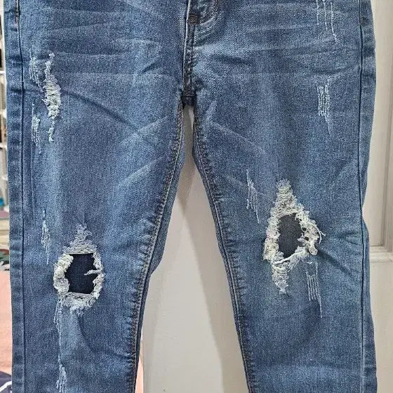 [BUNJANG] Damaged Washing Slim Fit Denim Jeans / 데미지 워싱 청바지