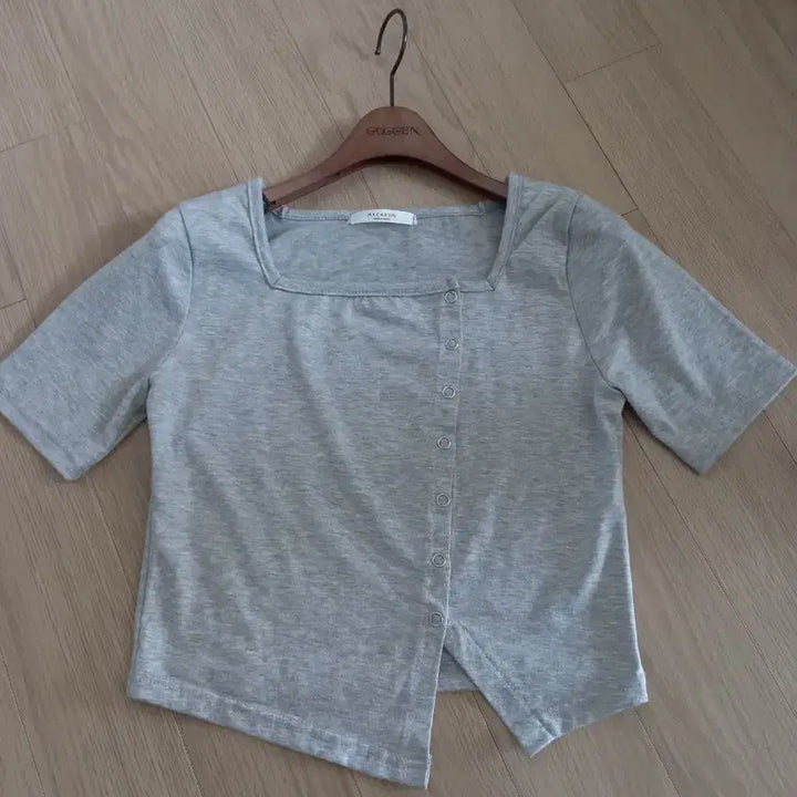 [BUNJANG] Square Neck Button Cropped Short Sleeve T-Shirt / 스퀘어넥 버튼 크롭 반팔티(새옷)