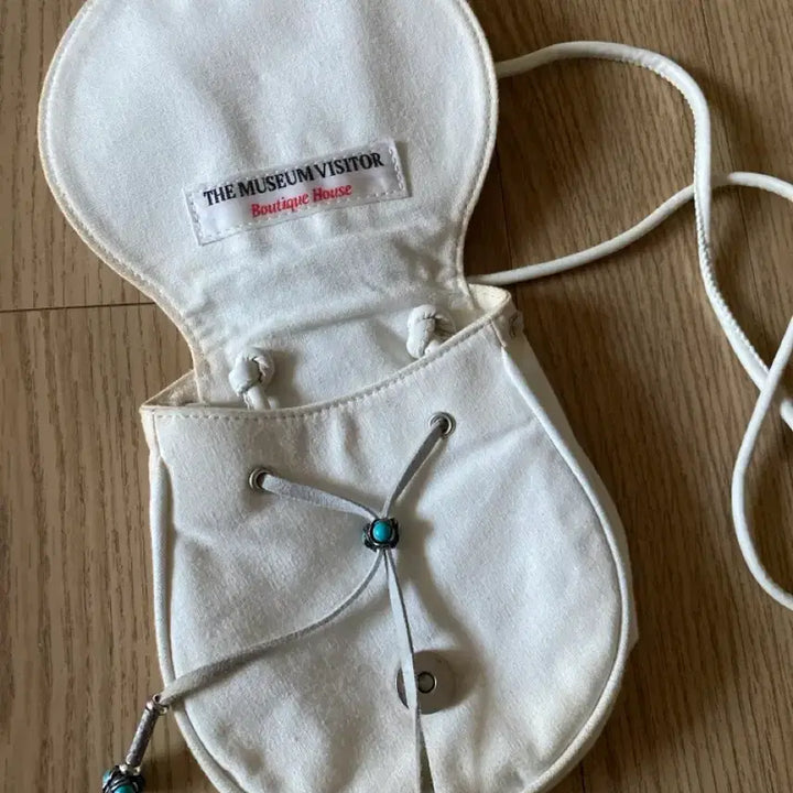 [BUNJANG] The Museum Visitor Hand-Painted Round Shoulder Bag / 핸드페인팅 라운드 숄더백