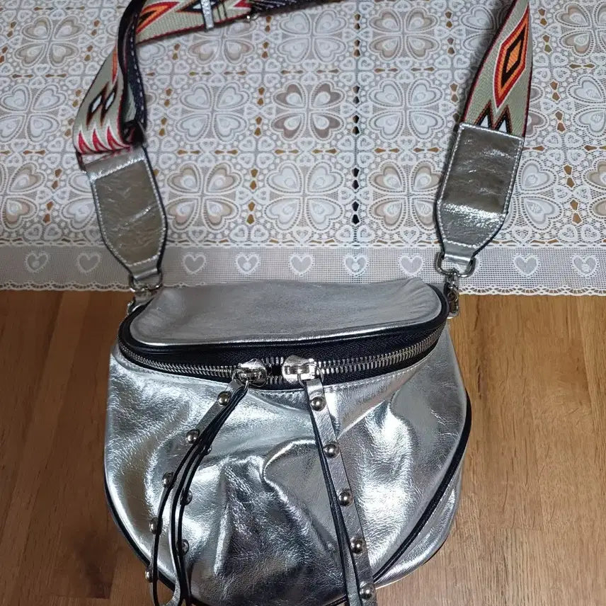 [BUNJANG] Benetton Silver Shoulder Bag / 베네통 실버 숄더백