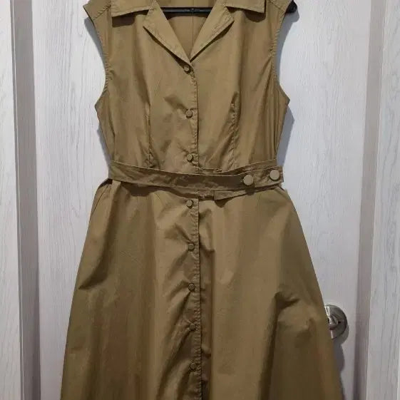 [BUNJANG] VAN AKE Khaki Sleeveless Dress with Belt and Collar / VAN AKE 브랜드의 연카키색 민소매 원피스