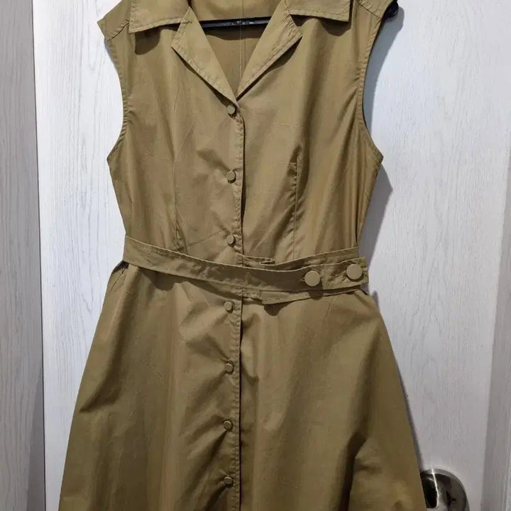 [BUNJANG] VAN AKE Khaki Sleeveless Dress with Belt and Collar / VAN AKE 브랜드의 연카키색 민소매 원피스