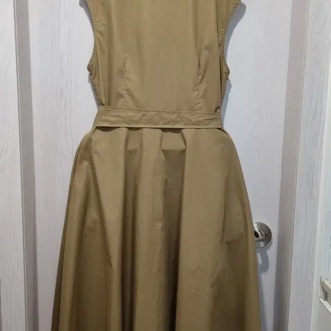 [BUNJANG] VAN AKE Khaki Sleeveless Dress with Belt and Collar / VAN AKE 브랜드의 연카키색 민소매 원피스
