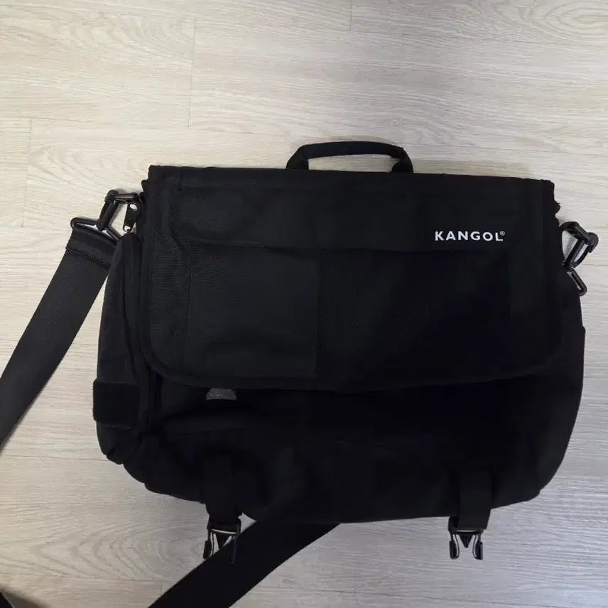[BUNJANG] Kangol Black Messenger Bag Crossbody Bag / 캉골 블랙 메신저백 크로스백
