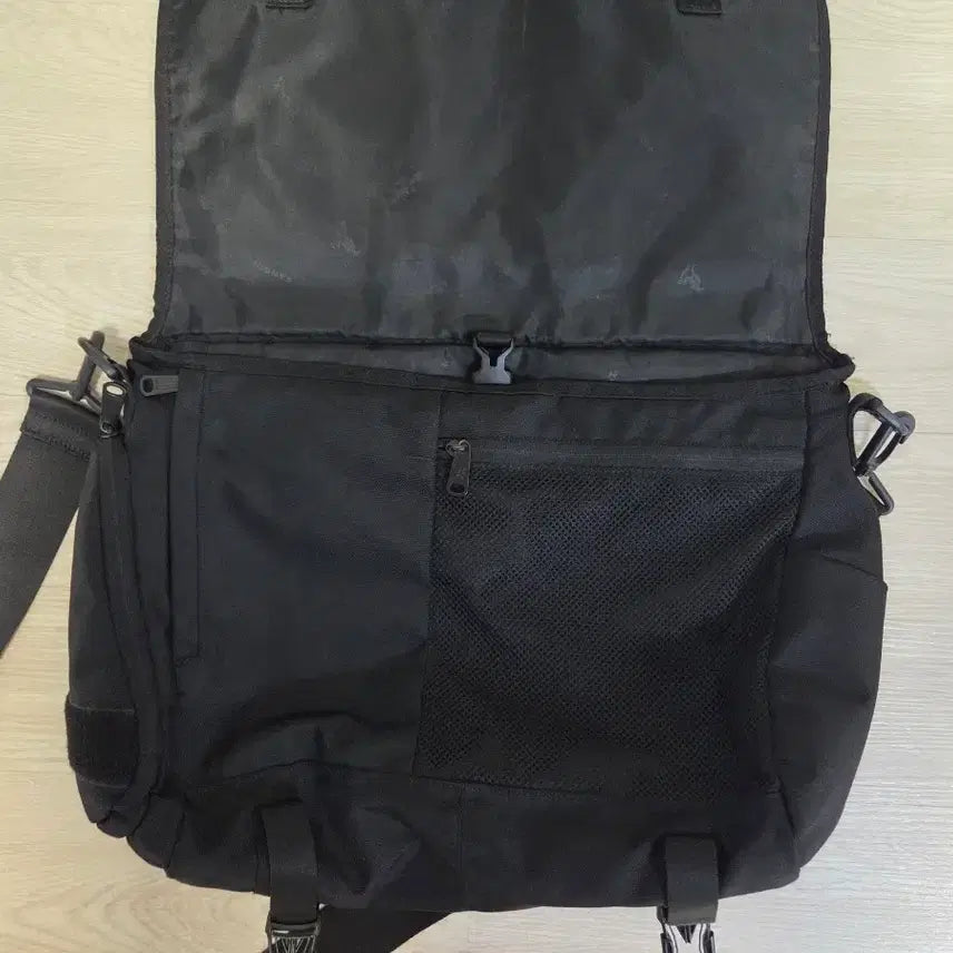 [BUNJANG] Kangol Black Messenger Bag Crossbody Bag / 캉골 블랙 메신저백 크로스백