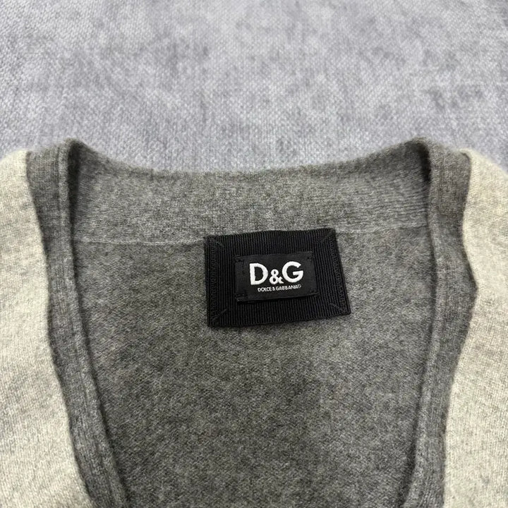 [BUNJANG] Dolce &amp; Gabbana D&amp;G V-Neck Knit Patch Sweater XXXL / Xxxl 돌체앤가바나 D&amp;G 브이넥 니트 패치 스웨터