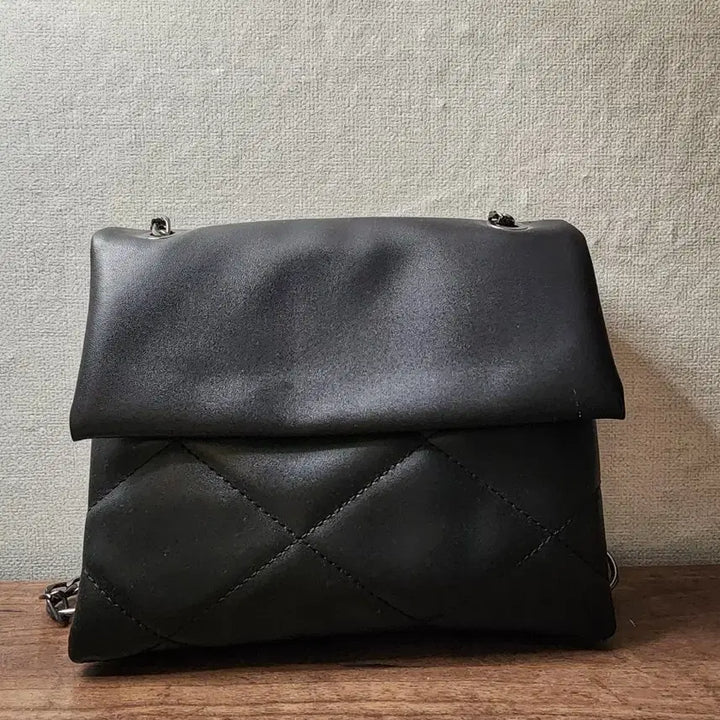 [BUNJANG] Black Quilted Chain Shoulder Bag / 블랙 퀼팅 체인 숄더백