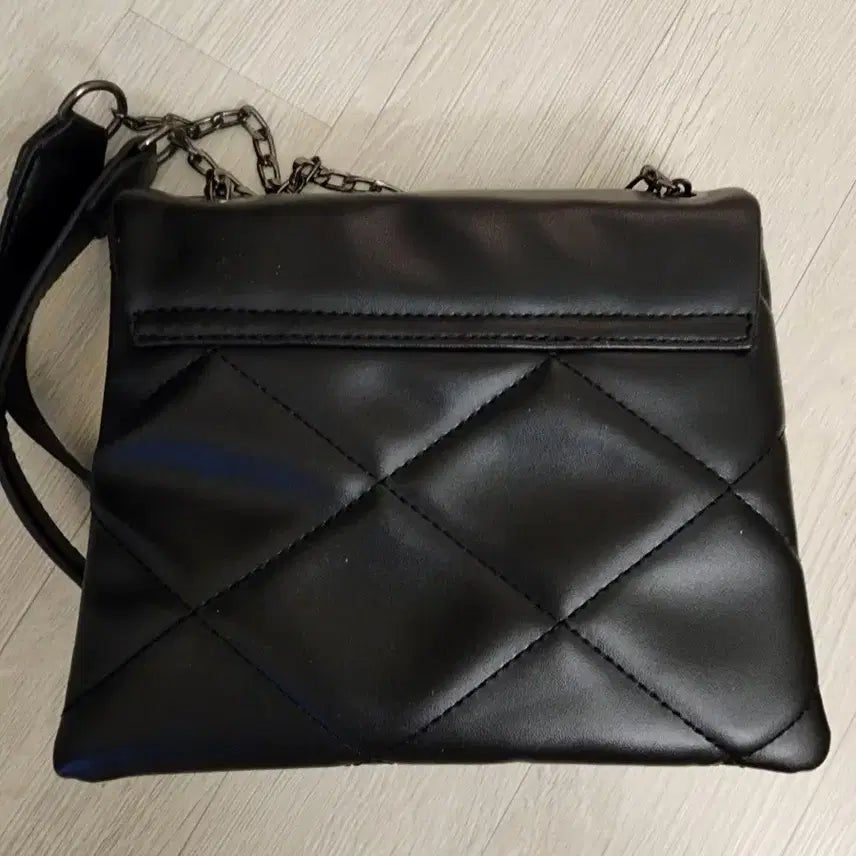 [BUNJANG] Black Quilted Chain Shoulder Bag / 블랙 퀼팅 체인 숄더백