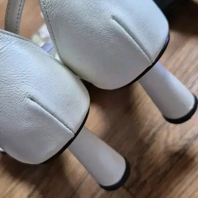 [SOLD OUT] 슈콤마보니 꽃장식 힐 샌들 화이트 380