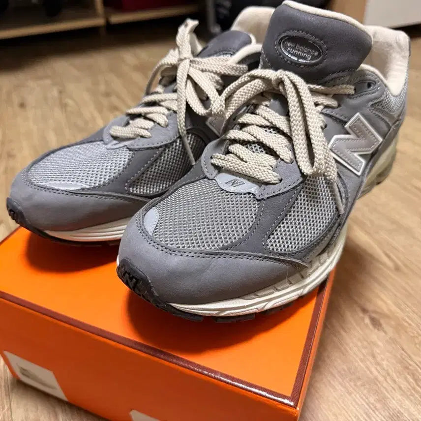 [BUNJANG] New Balance 2002R Premium Vintage Grey Sneakers / 뉴발란스 2002R 프리미엄 빈티지 그레이 275