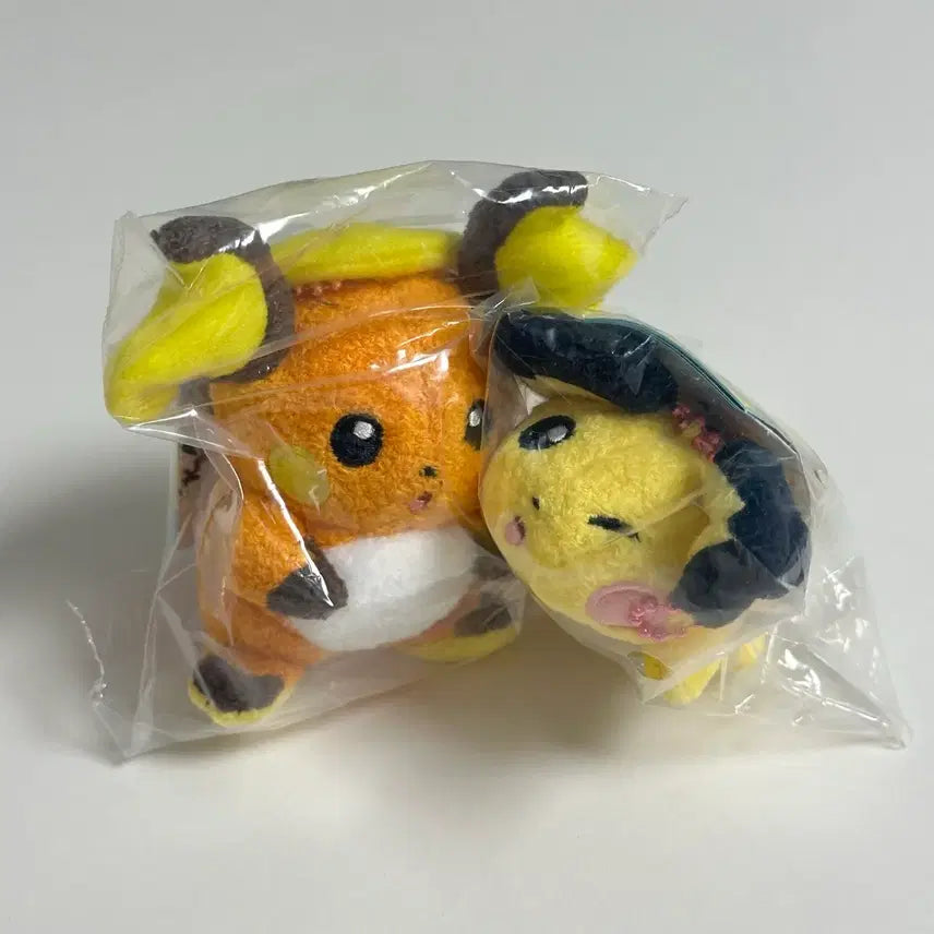 [BUNJANG] Pokemon Pikachu/Pichu Set Mascot Gachapon Figures / 2개일괄)포켓몬 찰싹 마스코트 가챠 성수 팝업 라이츄/피츄 인형 세트