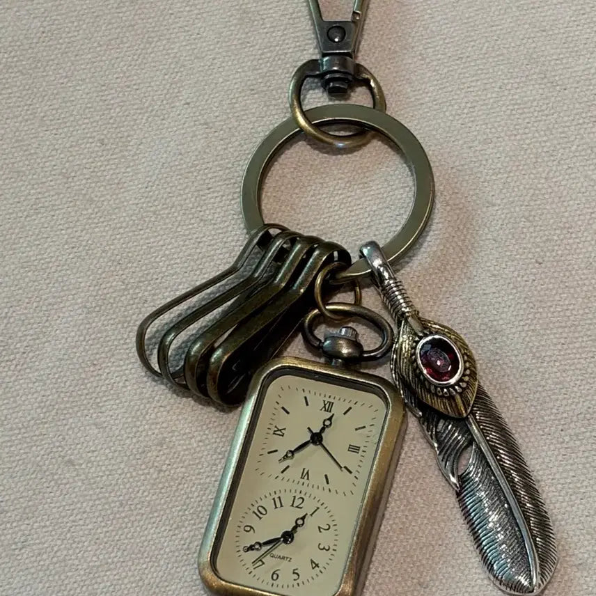 [BUNJANG] Vintage Mood Feather and Clock Pendant Keychain / Time kept in vintage mood