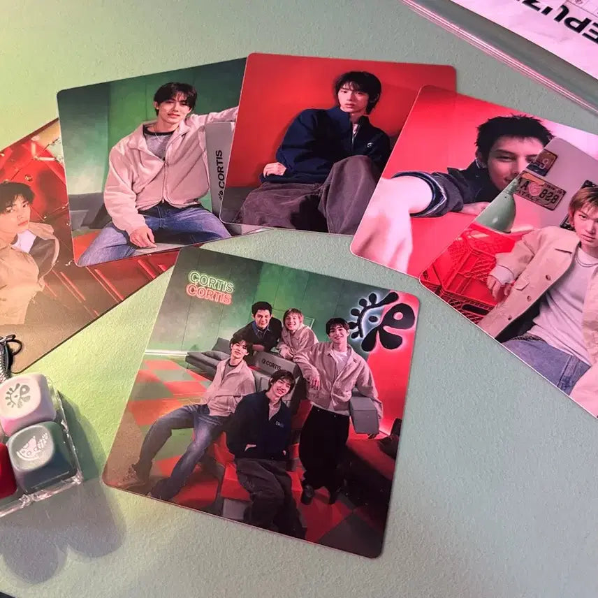[BUNJANG] Kortiz Airbnb Pop-up Photocard &amp; Keychain Bundle Set / 코르티스 에어비앤비 팝업 한정판 포토카드, 키링 일괄 양도합니다