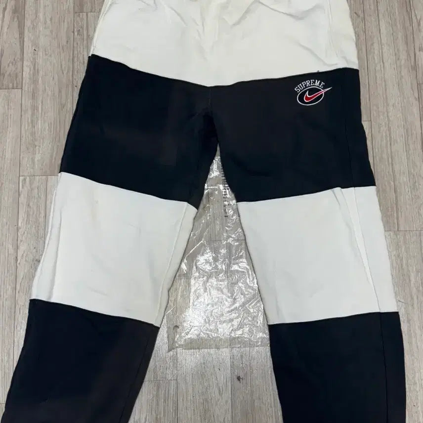 [BUNJANG] Supreme Nike Stripe Sweatpants / 19ss 슈프림 나이키 스트라이프 스웻 팬츠