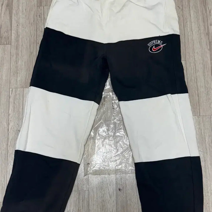 [BUNJANG] Supreme Nike Stripe Sweatpants / 19ss 슈프림 나이키 스트라이프 스웻 팬츠