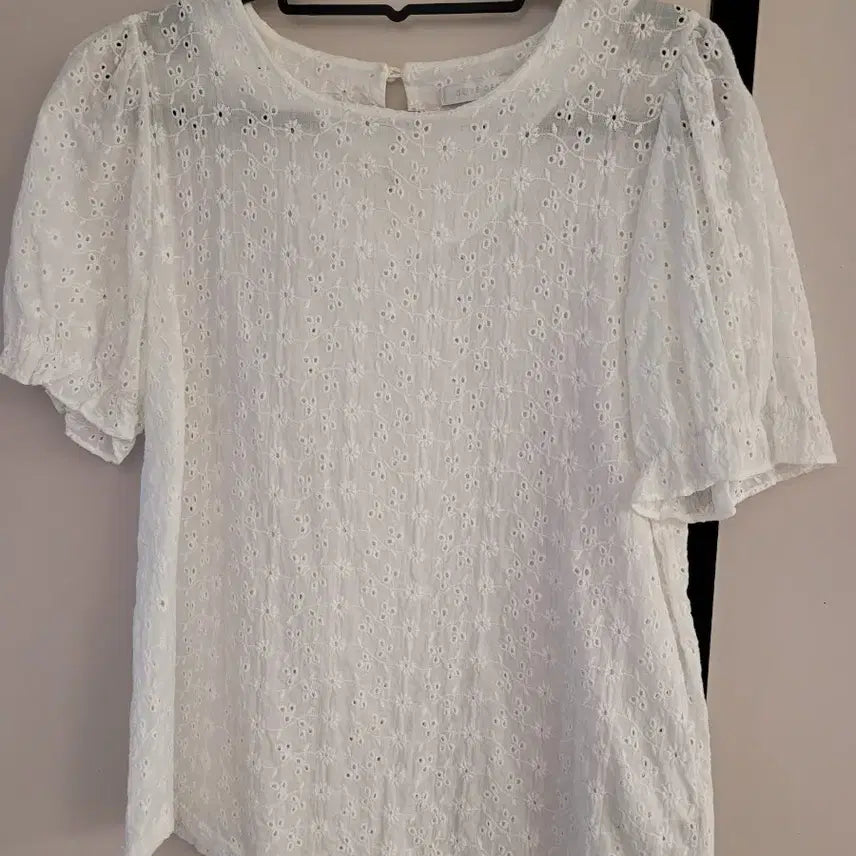 [BUNJANG] Olive des Olive White Embroidery Punching Blouse / 올리브데 올리브 화이트 자수 펀칭 블라우스