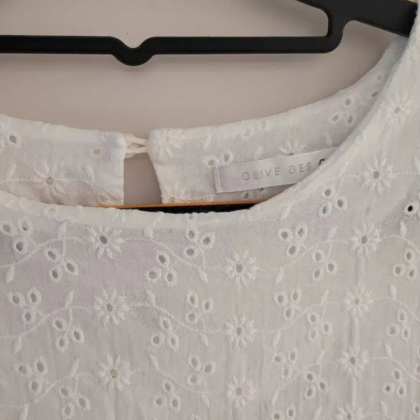 [BUNJANG] Olive des Olive White Embroidery Punching Blouse / 올리브데 올리브 화이트 자수 펀칭 블라우스