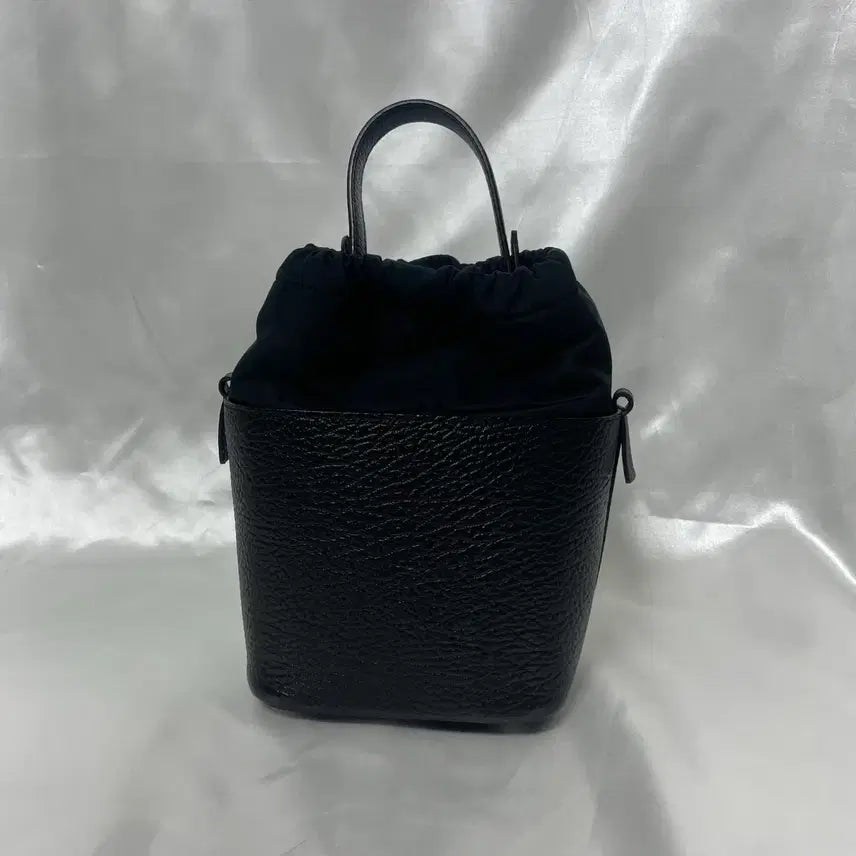 [BUNJANG] Maison Margiela Black Bucket Bag with Chain Strap - Grade A / 마르지엘라 블랙 버킷백 체인 스트랩 A급 단품