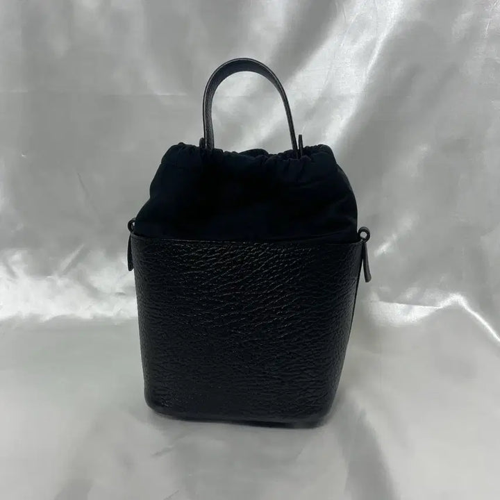 [BUNJANG] Maison Margiela Black Bucket Bag with Chain Strap - Grade A / 마르지엘라 블랙 버킷백 체인 스트랩 A급 단품
