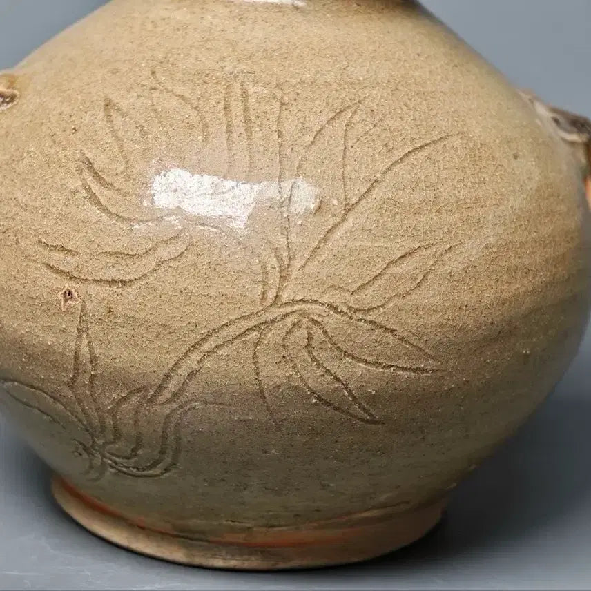 [BUNJANG] Northern Song Dynasty Yue Ware Celadon Carved Lotus Scroll Motif Kylin-shaped Jar (Authentic) / [진품] 북송 월요 청자 이계호 출토품 중국도자기 골동품 고미술품 수집품