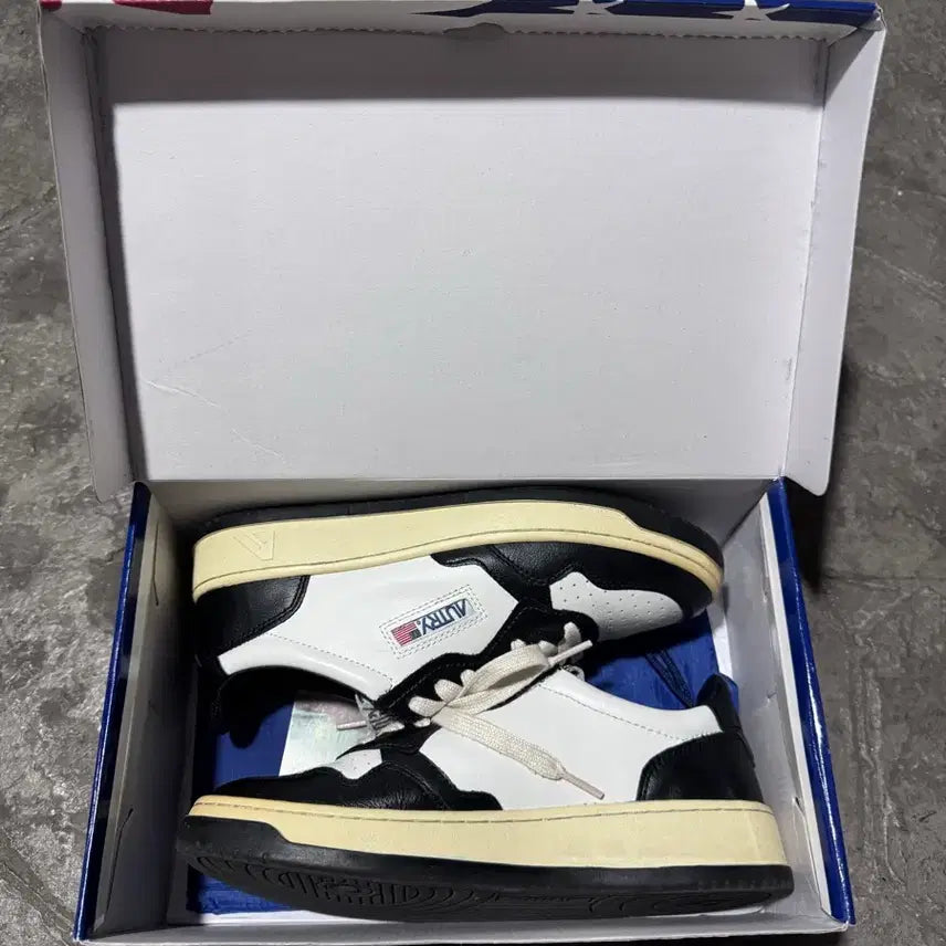 [BUNJANG] Autry Medalist Low Sneakers - Orca Black/White - Size 40 / 오트리 메달리스트 범고래 40 255사이즈
