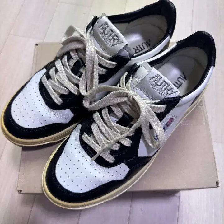 [BUNJANG] Autry Medalist Low Sneakers - Orca Black/White - Size 40 / 오트리 메달리스트 범고래 40 255사이즈