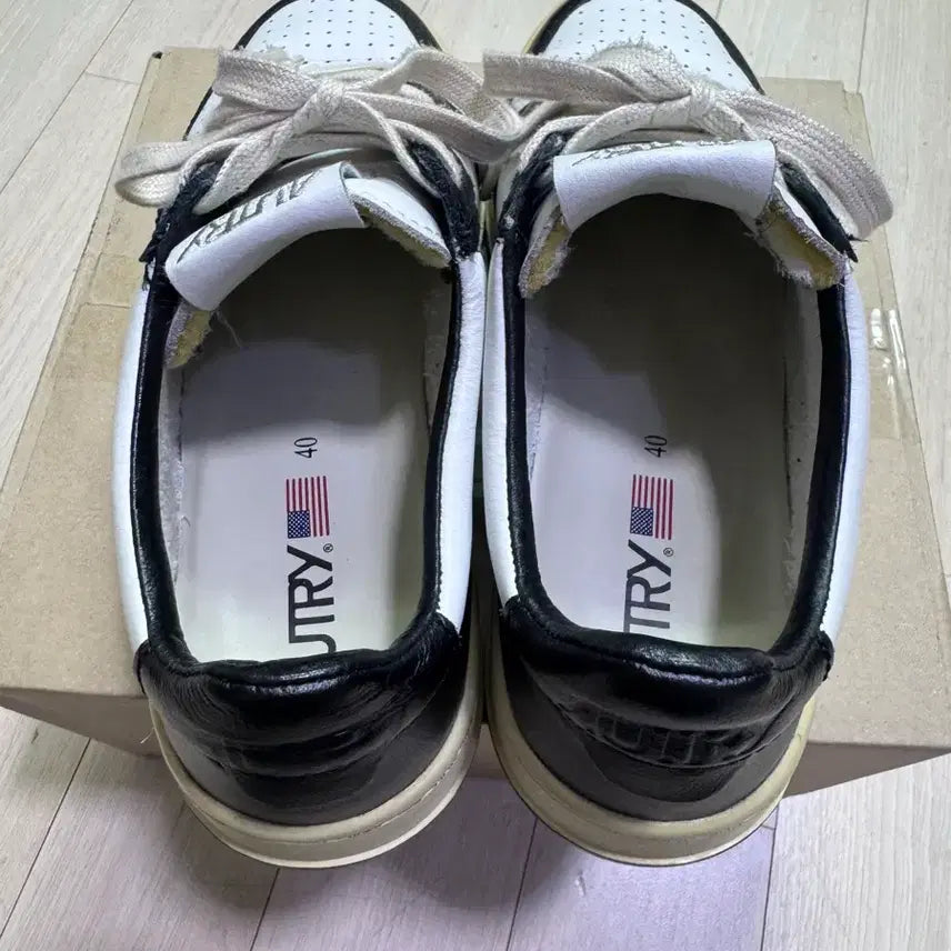 [BUNJANG] Autry Medalist Low Sneakers - Orca Black/White - Size 40 / 오트리 메달리스트 범고래 40 255사이즈