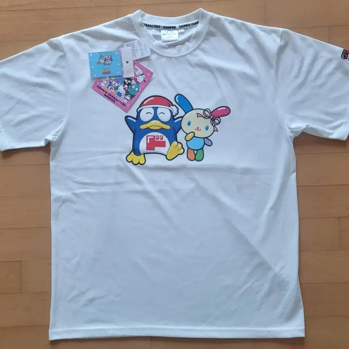 [BUNJANG] Donpeng Sanrio Usahana Collaboration Short Sleeve T-Shirt L / 돈펭 신상 산리오 우사하나 콜라보 반팔 티셔츠 L +돈펭 옷걸이