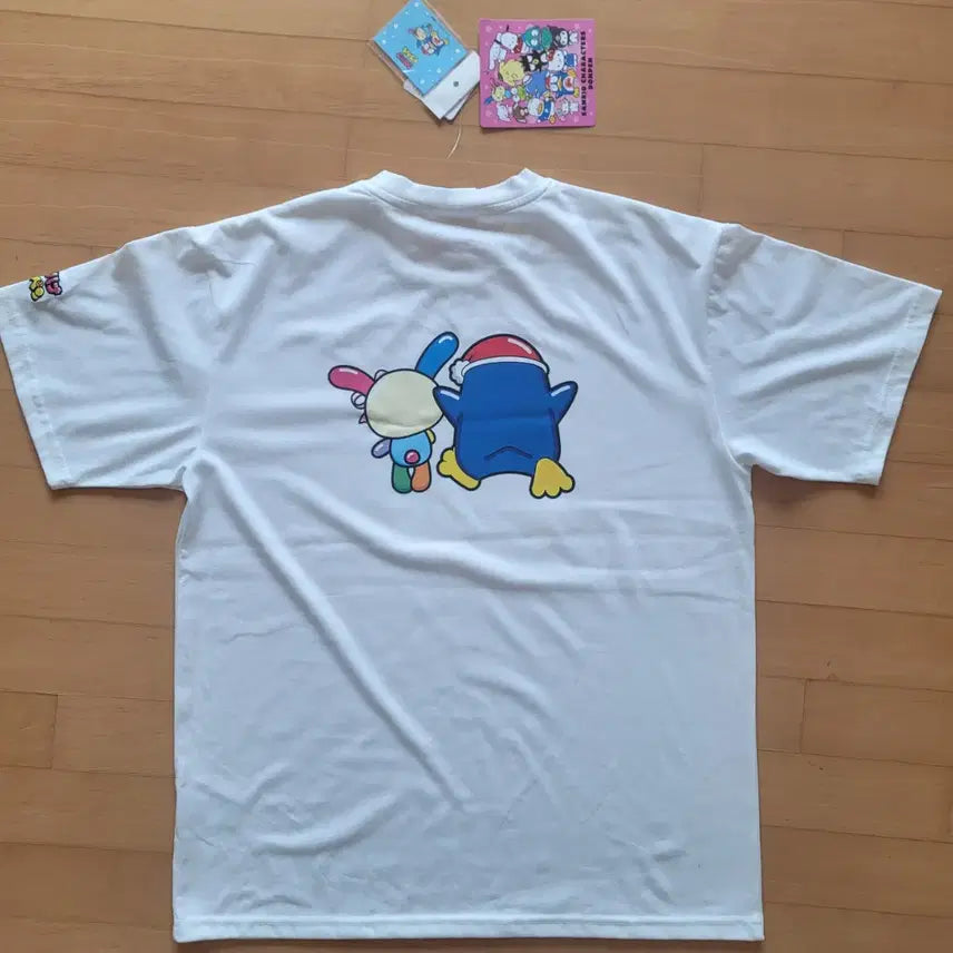 [BUNJANG] Donpeng Sanrio Usahana Collaboration Short Sleeve T-Shirt L / 돈펭 신상 산리오 우사하나 콜라보 반팔 티셔츠 L +돈펭 옷걸이