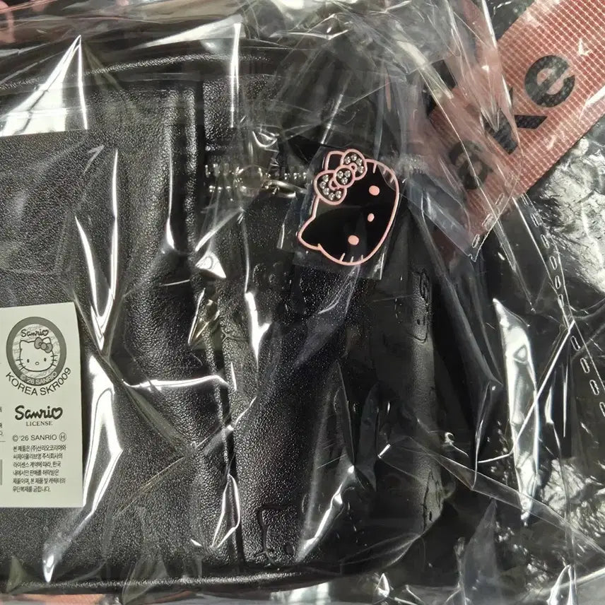 [SOLD OUT] 웨이크메이크 키티 레더 파우치+타포린백
