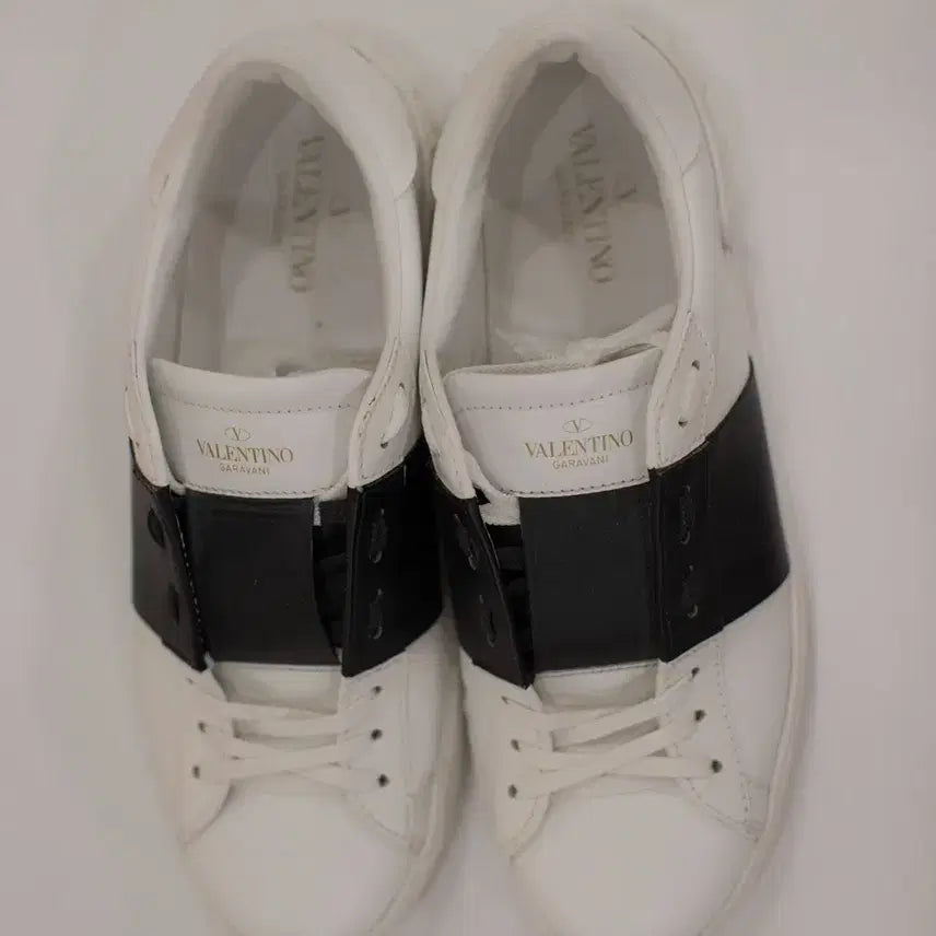 [BUNJANG] Valentino Studded Sneakers Calfskin Leather Size 42 / 정품 발렌티노 스터드 스니커즈 42 사이즈