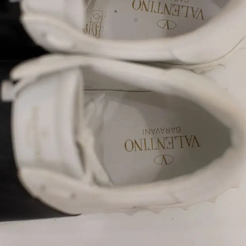 [BUNJANG] Valentino Studded Sneakers Calfskin Leather Size 42 / 정품 발렌티노 스터드 스니커즈 42 사이즈