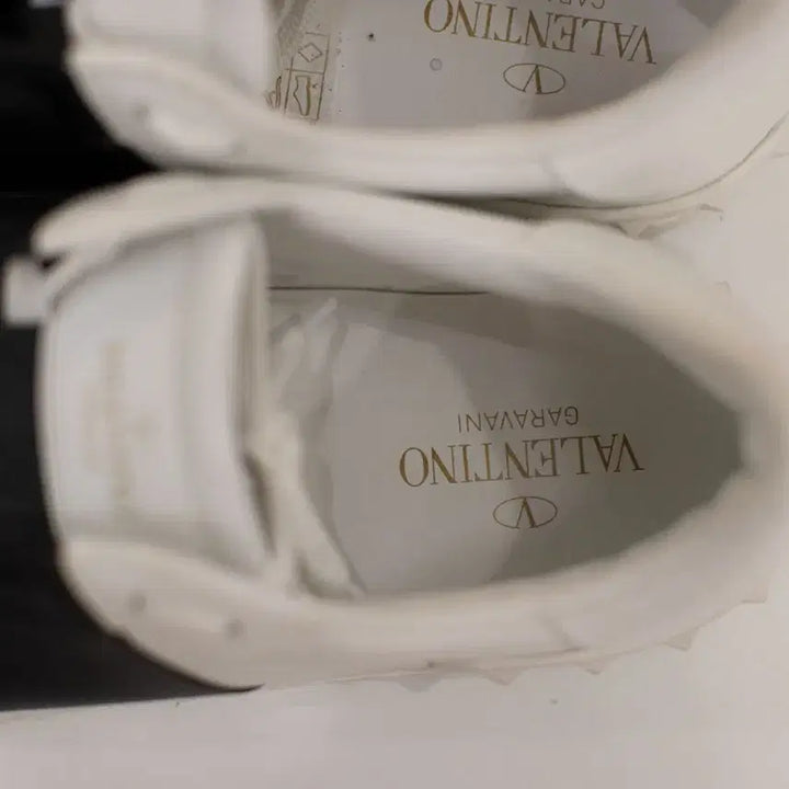 [BUNJANG] Valentino Studded Sneakers Calfskin Leather Size 42 / 정품 발렌티노 스터드 스니커즈 42 사이즈