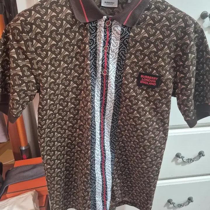 [SOLD OUT] 버버리 모노그램 카라티 xxs사이즈 국내사이즈 95-98 팝니다