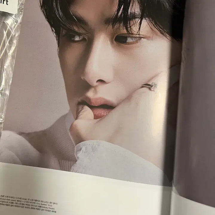 [BUNJANG] MONSTA X Hyungwon Allure Korea Magazine / 채형원 얼루어 코리아 잡지