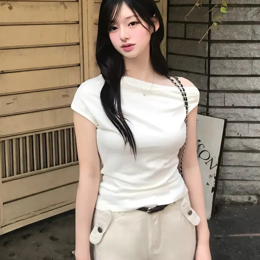 [BUNJANG] Twimetai Twisted Asymmetrical Off-Shoulder T-Shirt / 트위 메태 꼬임 언발 오프숄더 티셔츠