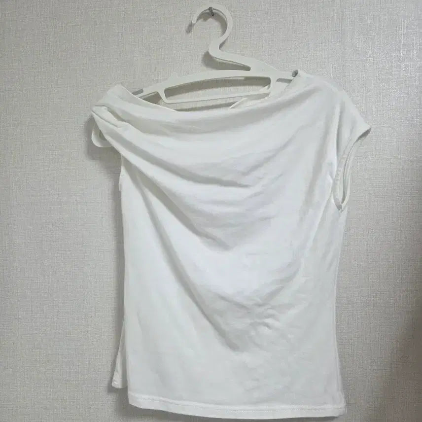 [BUNJANG] Twimetai Twisted Asymmetrical Off-Shoulder T-Shirt / 트위 메태 꼬임 언발 오프숄더 티셔츠