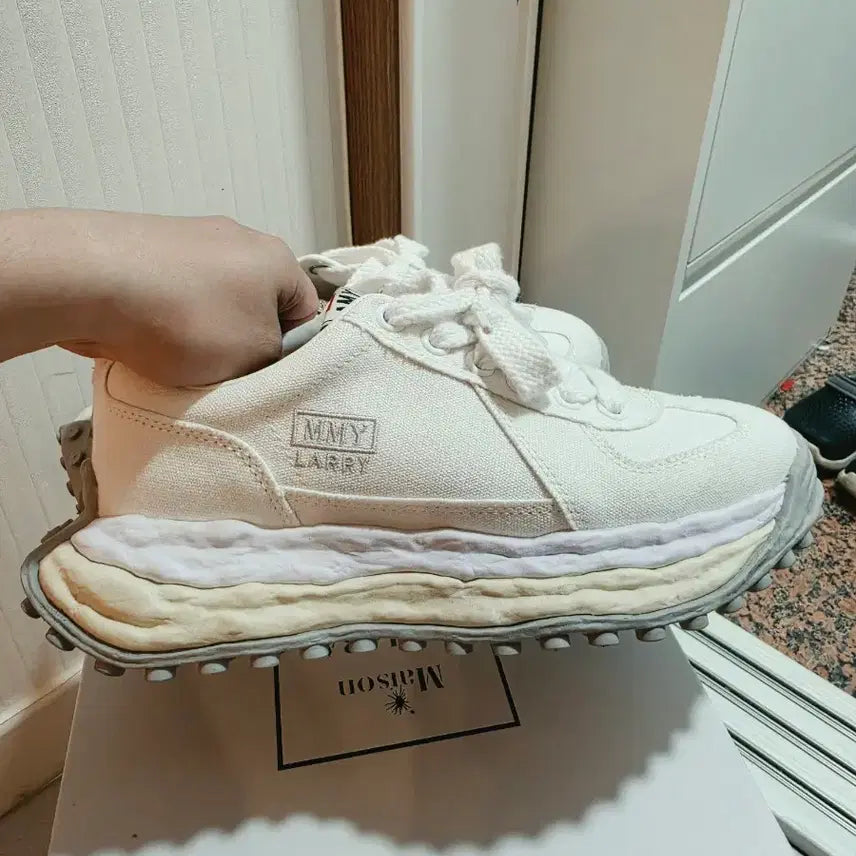 [BUNJANG] Maison Mihara Yasuhiro White Larry Sneakers Size 42 / MMY 메종미하라 화이트 래리 42