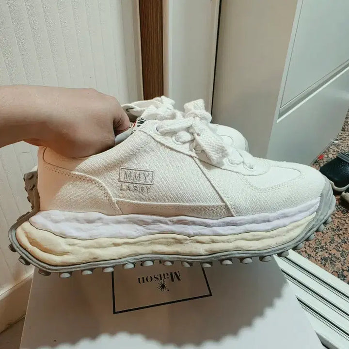 [BUNJANG] Maison Mihara Yasuhiro White Larry Sneakers Size 42 / MMY 메종미하라 화이트 래리 42