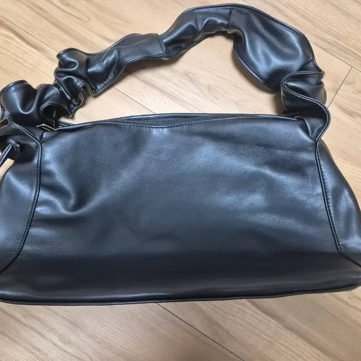 [BUNJANG] Black Shirring Handle Shoulder Bag / 블랙 셔링 핸들 숄더백