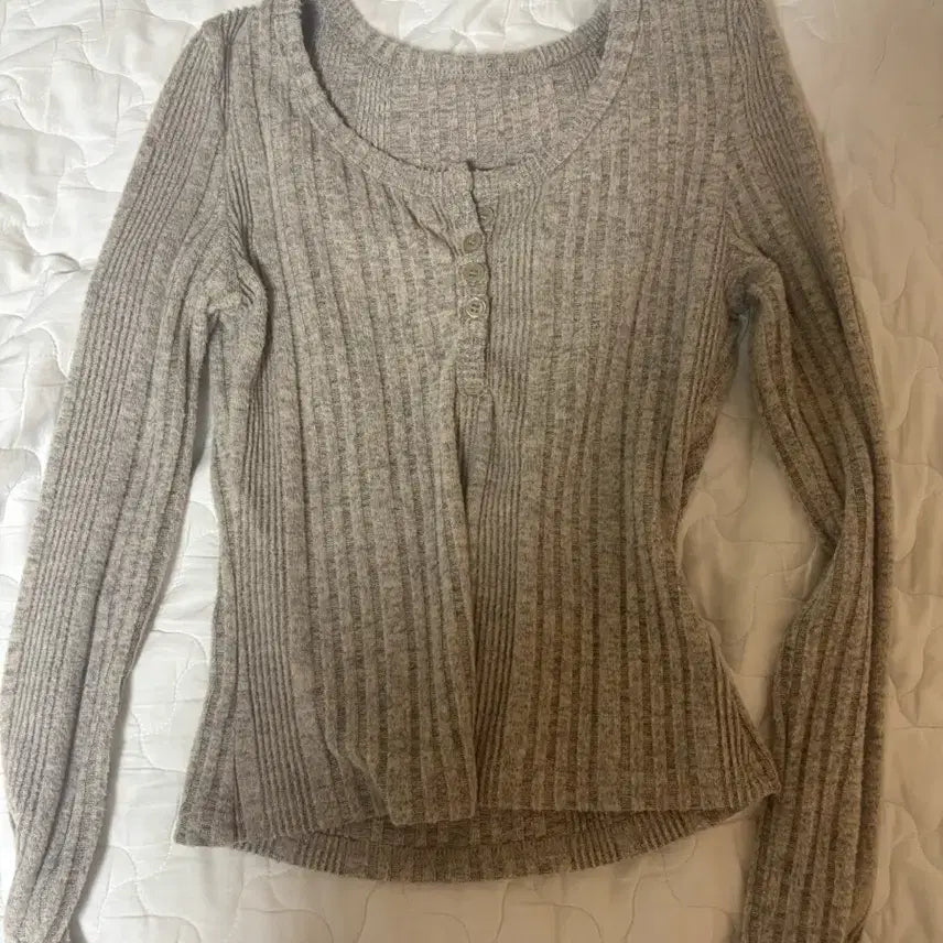 [BUNJANG] Ribbed Knit Long Sleeve T-Shirt with Button Detail / 골지 니트 긴팔티