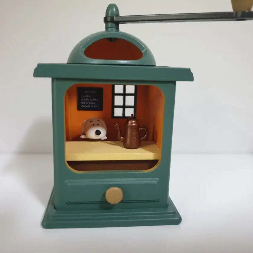 [BUNJANG] Snoopy Peanuts Antique Diorama Coffee Mill / 스누피 리멘트 앤틱 디오라마 커피밀