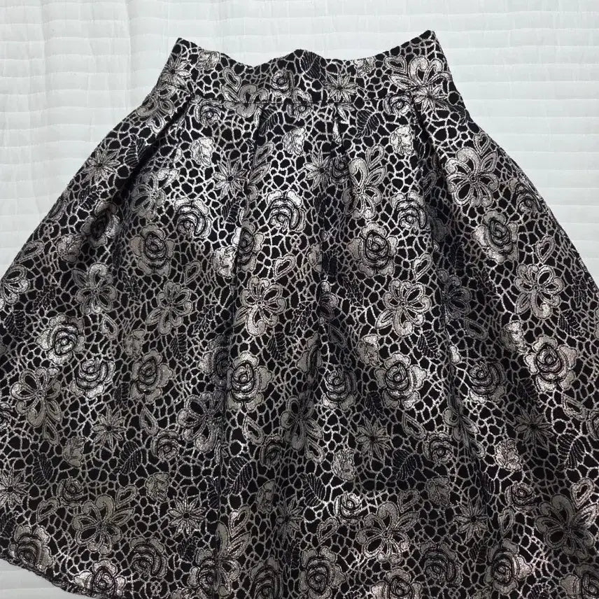 [BUNJANG] MOJO.S.FINE Black/Gold Flower Pattern Flare Skirt (Size 55) / 모조에스핀 플레어 스커트 블랙/골드 플라워 패턴