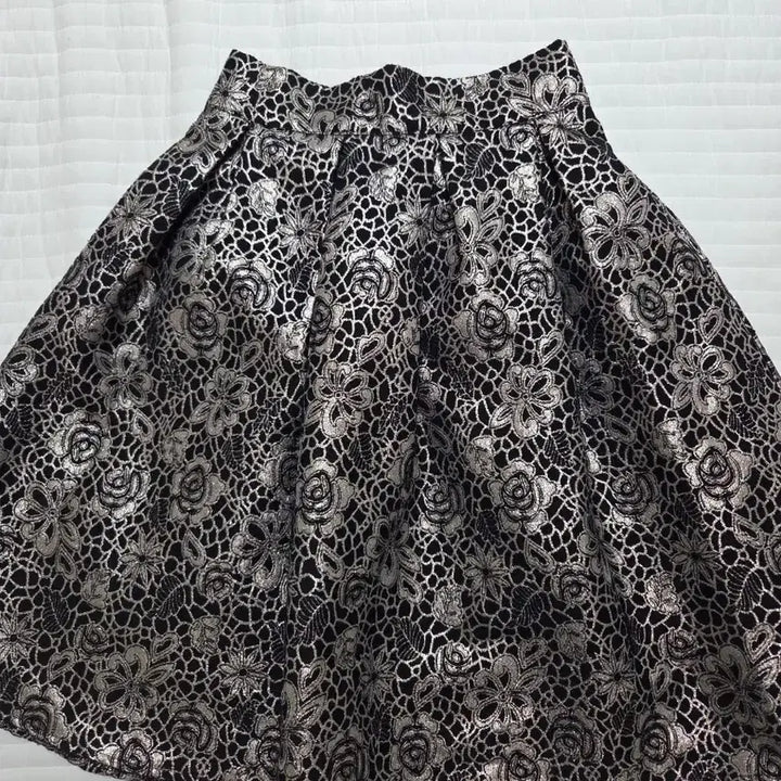 [BUNJANG] MOJO.S.FINE Black/Gold Flower Pattern Flare Skirt (Size 55) / 모조에스핀 플레어 스커트 블랙/골드 플라워 패턴