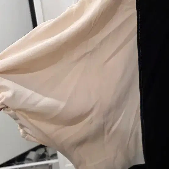 [BUNJANG] Reearth Color Block Blouse Black/Ivory / Reearth 배색 블라우스 블랙/아이보리