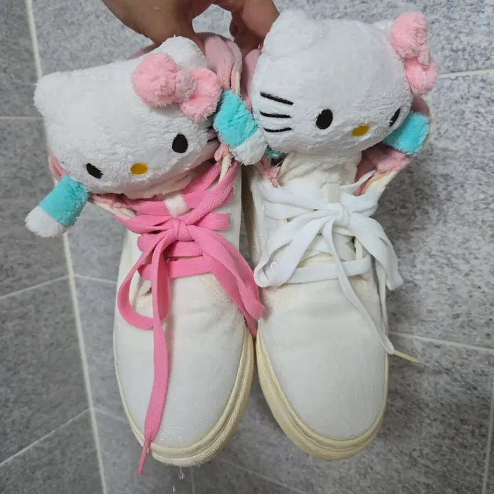 [BUNJANG] Hello Kitty Official Collaboration Limited Edition Sneakers / 헬로키티 정품 인형 운동화